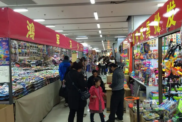 百货小玩意批发市场百货小玩意批发市场，繁荣的商业脉络与多元消费体验