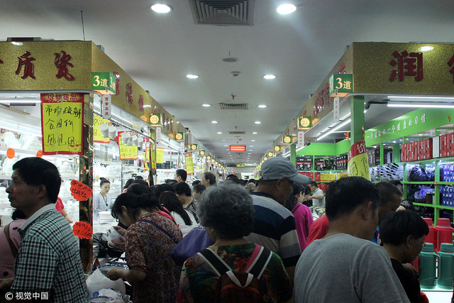 百货批发市场人挤人百货批发市场的人潮涌动